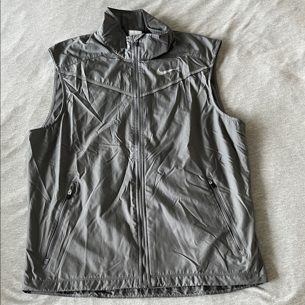 Nike Men's Charcoal Gray Vest
